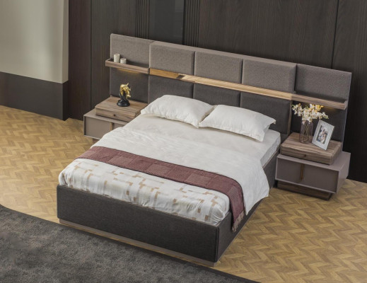 Ensemble complet de chambre à coucher avec lit double en tissu gris, comprenant 3 pièces : lit et tables de chevet.