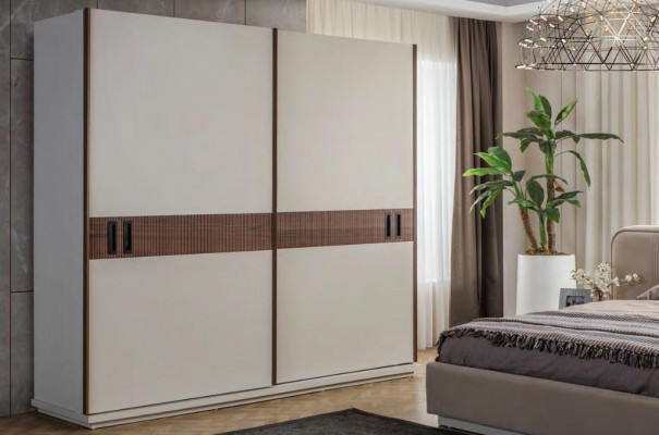 Grand lit double en textile beige avec armoire en bois et tables de chevet modernes.