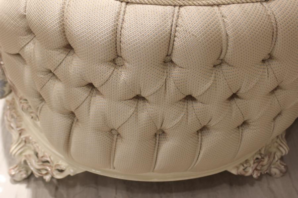 Ensemble de canapé moderne avec des meubles rembourrés tendance et un fauteuil confortable ainsi qu'une table basse