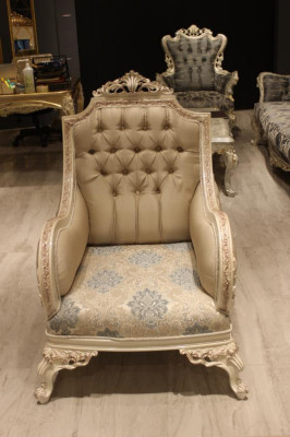 Ensemble de canapé moderne avec des meubles rembourrés tendance et un fauteuil confortable ainsi qu'une table basse