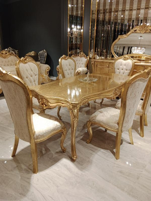 Ensemble complet de 4 chaises classiques pour salle à manger en bois design, neuf.