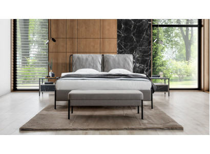 Chambre exclusive avec lit double, cadre en métal, tabouret moderne, mobilier de luxe