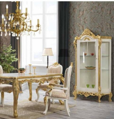 Chaise de salle à manger luxueuse en tons beige-blanc avec des inserts dorés, design classique
