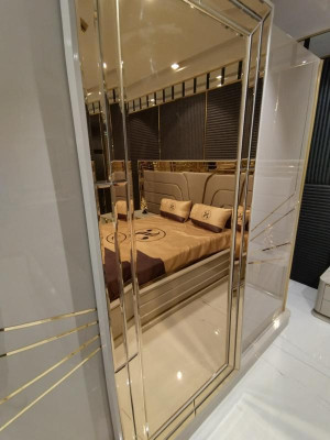 Garde-robe moderne, garde-robe de luxe, armoires en bois, verre brillant, chambre à coucher