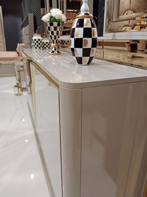 Luxueuse commode moderne avec 3 miroirs design exclusif et de haute qualité.