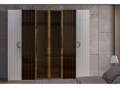 Armoire moderne en gris clair avec élégants armoires en verre dans la chambre.