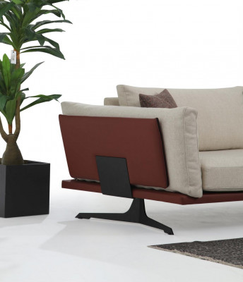 Canapé trois places en tissu beige design moderne pour salon de luxe.