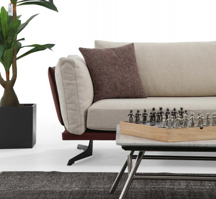 Canapé trois places en tissu beige design moderne pour salon de luxe.