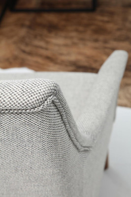 Ensemble de canapé à trois places, fauteuil moderne en tissu gris pour le salon.