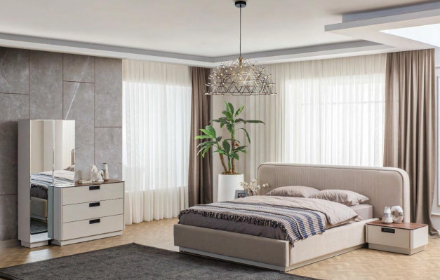 Meubles de chambre beige. Lit en textile en bois. Tables de chevet 2x.