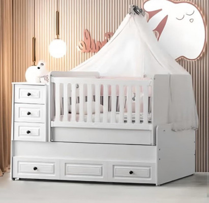Lit de bébé blanc luxueux. Lit en bois élégant pour la chambre des enfants, neuf.
