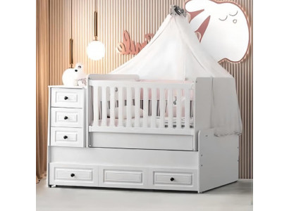 Lit de bébé blanc luxueux. Lit en bois élégant pour la chambre des enfants, neuf.