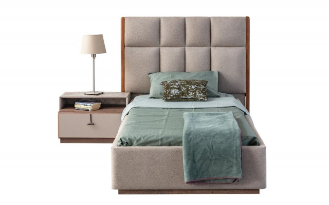 Chambre d'enfant beige avec lit simple design en bois et ensemble de 2 tables de chevet.
