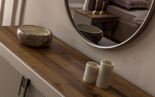 Commode de designer marron élégante, miroir rond de luxe et set de coiffeuse en 2 pièces