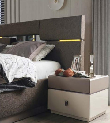 Ensemble de chambre à coucher Lit de luxe couleur marron et 2 tables de chevet 3 pièces nouveau