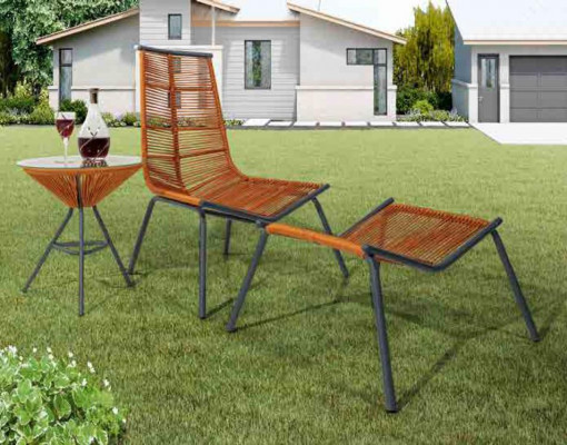Ensemble moderne pour votre jardin composé d'un fauteuil, d'un tabouret et d'une table d'appoint.