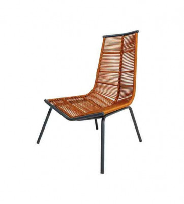 Ensemble moderne pour votre jardin composé d'un fauteuil, d'un tabouret et d'une table d'appoint.