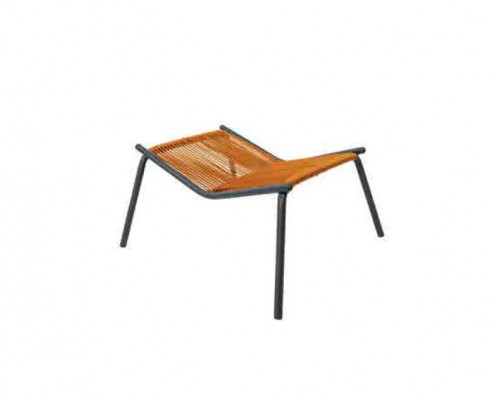 Ensemble moderne pour votre jardin composé d'un fauteuil, d'un tabouret et d'une table d'appoint.