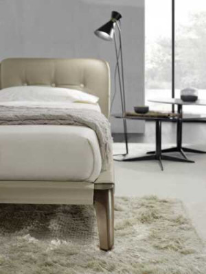 Chambre à coucher moderne avec lit double, lit beige en bois design Prianera.