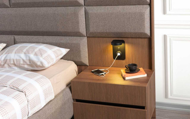 Chambre grise exclusive avec lit double et 2 tables de chevet - ensemble de 3 pièces.