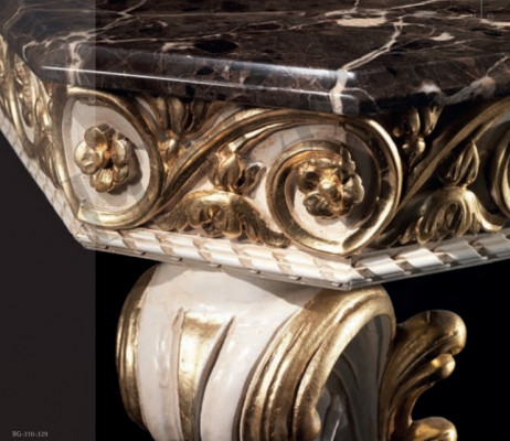 Table basse de designer avec un plateau en marbre de style classique.