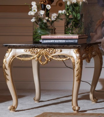 Table basse carrée de luxe avec des pieds sculptés