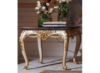 Table basse carrée de luxe avec des pieds sculptés