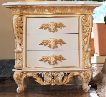 Table de chevet de luxe avec motif sculpté