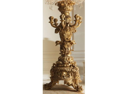 Beau porte-bougie doré en bois style antique italien dans l'ameublement.