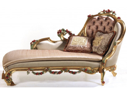 Chaise longue luxueuse avec des décorations et des sculptures.