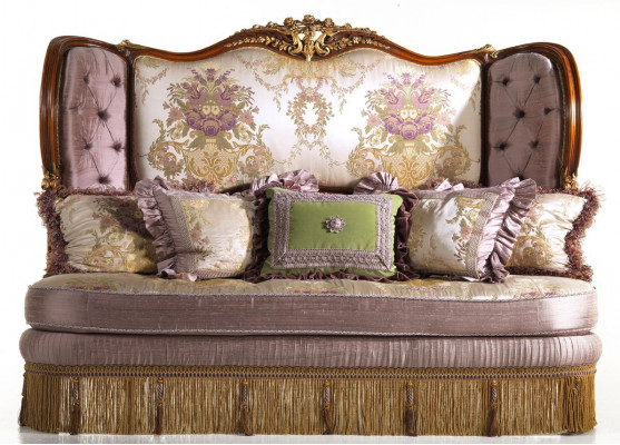 Élégance intemporelle - canapé Chesterfield trois places élégant de couleur violette pour votre maison.