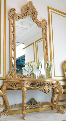 Luxueuse console et miroir ciselés dans un cadre élégant.