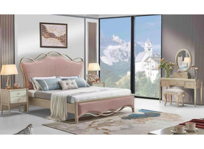 Lit double élégant dans une couleur rose époustouflante avec deux tables de chevet.