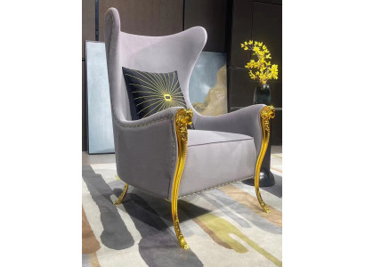 Fauteuil luxueux avec des éléments décoratifs et des pieds plaqués or