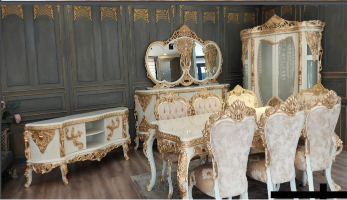 Ensemble de mobilier de salle à manger royal avec des sculptures dorées