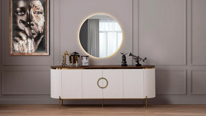 Le salon se compose d'un buffet et d'un miroir beige avec des éléments dorés.