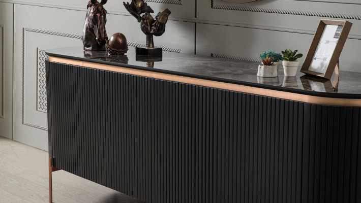Un ensemble salle à manger en deux pièces se compose d'un luxueux buffet noir et d'un miroir.