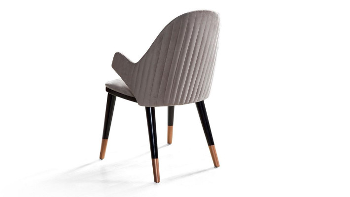 Chaise élégante de couleur grise, confortable et rembourrée pour la salle à manger, neuve.