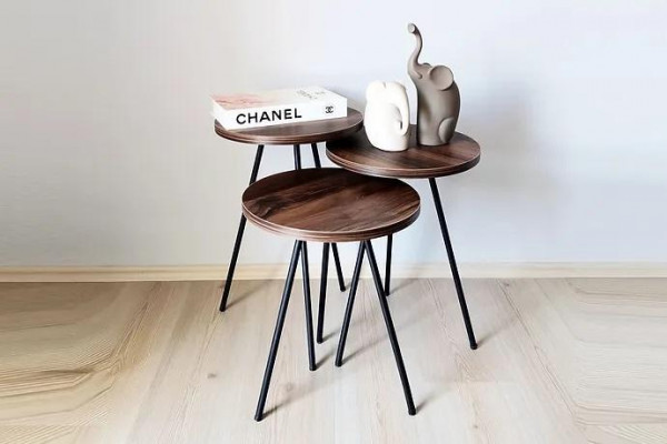 Ensemble de 3 tables basses rondes en bois brun avec pieds en métal - Table d'appoint