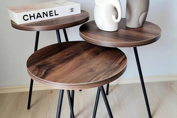 Ensemble de 3 tables basses rondes en bois brun avec pieds en métal - Table d'appoint