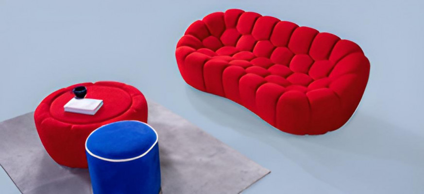 Suite de sellerie moderne exclusive comprenant un canapé 3 places luxueux et 2 tabourets.