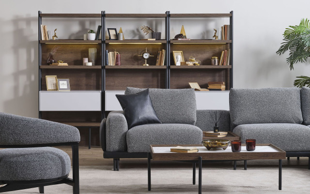 Ensemble de salon gris avec canapé en L, fauteuil rembourré et table basse de designer