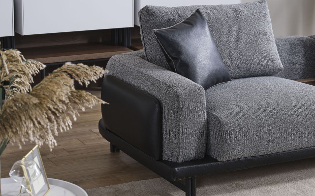 Ensemble de salon gris avec canapé en L, fauteuil rembourré et table basse de designer