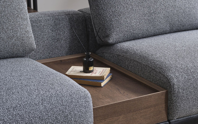 Ensemble de salon gris avec canapé en L, fauteuil rembourré et table basse de designer