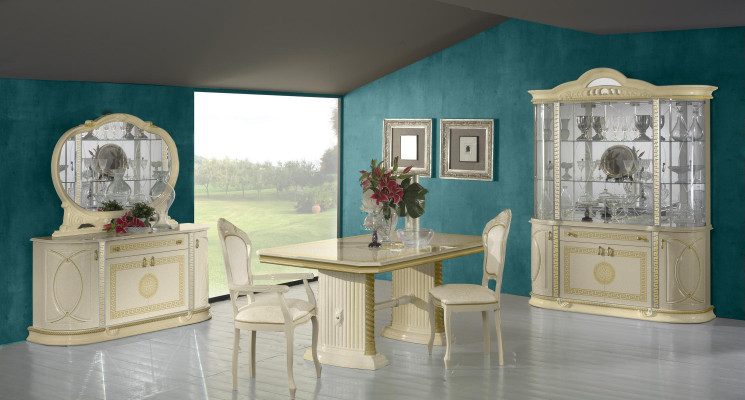 Ensemble de salon composé de 4 pièces. Groupe de commode, vitrine, 2 tables basses de style baroque rococo.