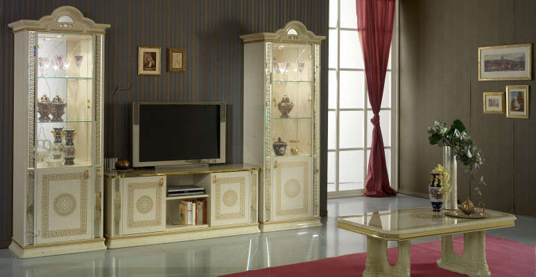 Ensemble de salon composé de 4 pièces. Groupe de commode, vitrine, 2 tables basses de style baroque rococo.
