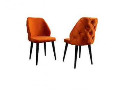 Chaise rembourrée en bois Chesterfield orange sur pieds noirs dans la salle à manger