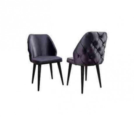 Chaise rembourrée en bois gris Chesterfield sur pieds noirs pour salle à manger.