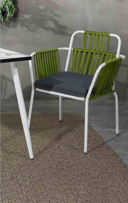 Chaise de couleur claire originale sur des pieds en acier inoxydable blanc et un coussin de siège moelleux