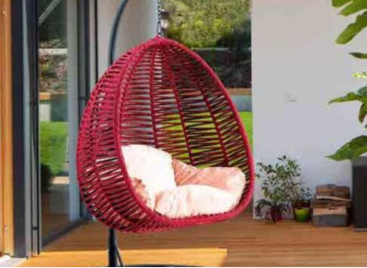 Chaise coquillage ovale en rotin rouge en acier inoxydable pour une relaxation confortable.
